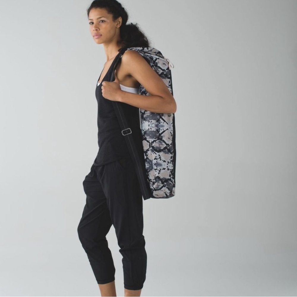 Lululemon Athletica Ziggy Drishti Yoga Tote Ziggy Snake Butter Pink Black